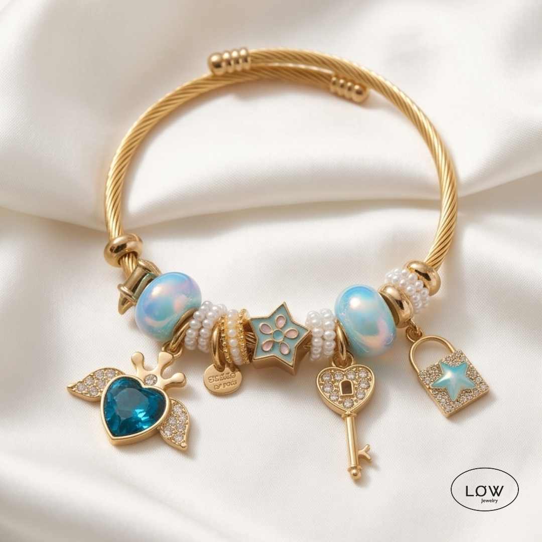 Amora Wings Charm Bracelet Gold fra LØW Jewelry ferdig fylt charms armbånd