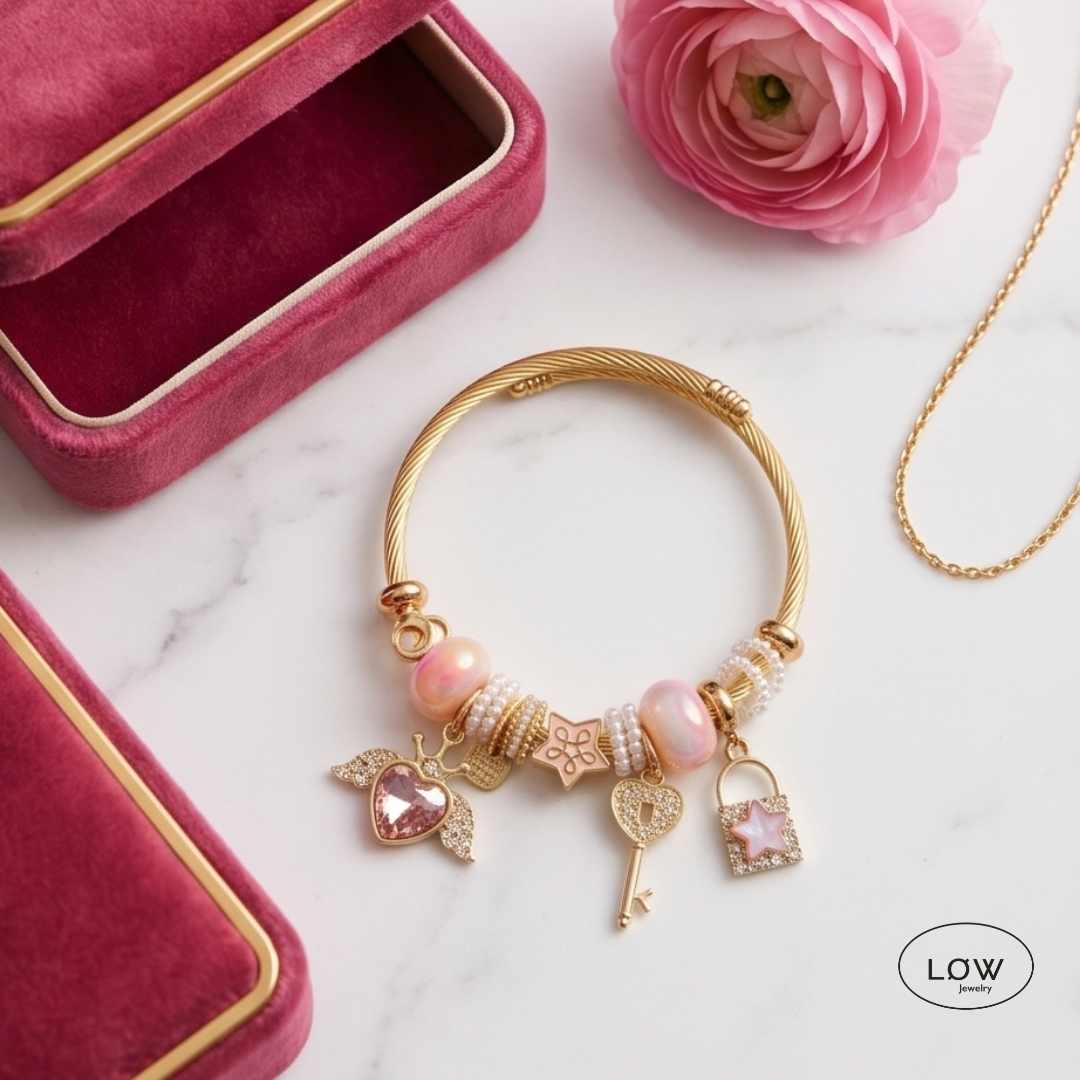 Amora Wings Charm Bracelet Gold fra LØW Jewelry ferdig fylt charms armbånd
