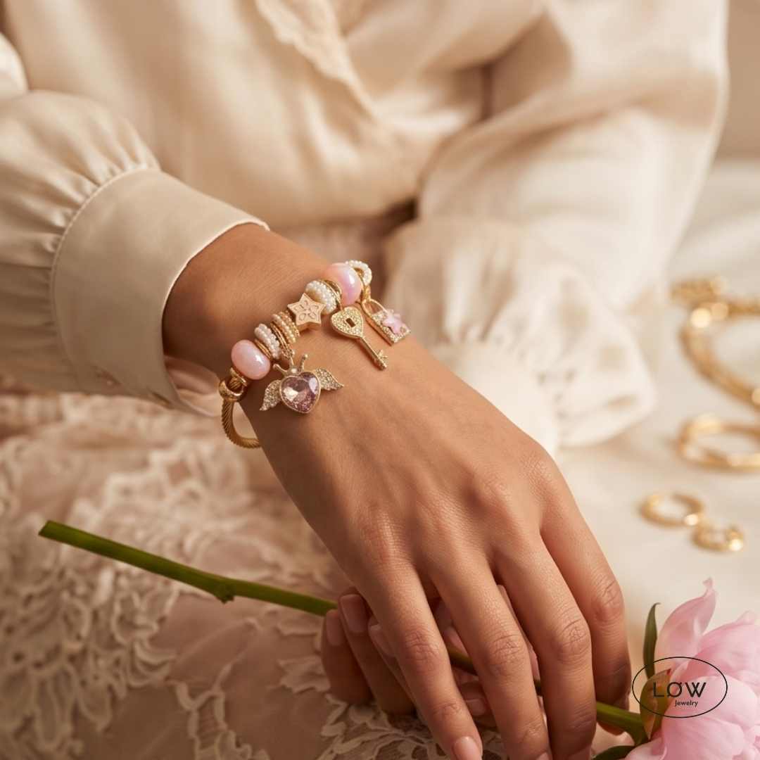 Amora Wings Charm Bracelet Gold fra LØW Jewelry ferdig fylt charms armbånd
