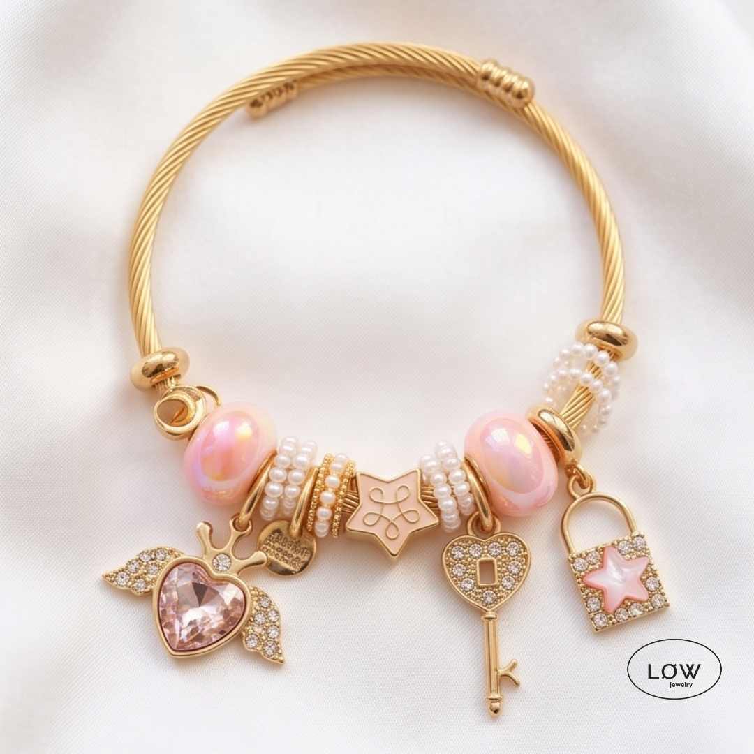 Amora Wings Charm Bracelet Gold fra LØW Jewelry ferdig fylt charms armbånd