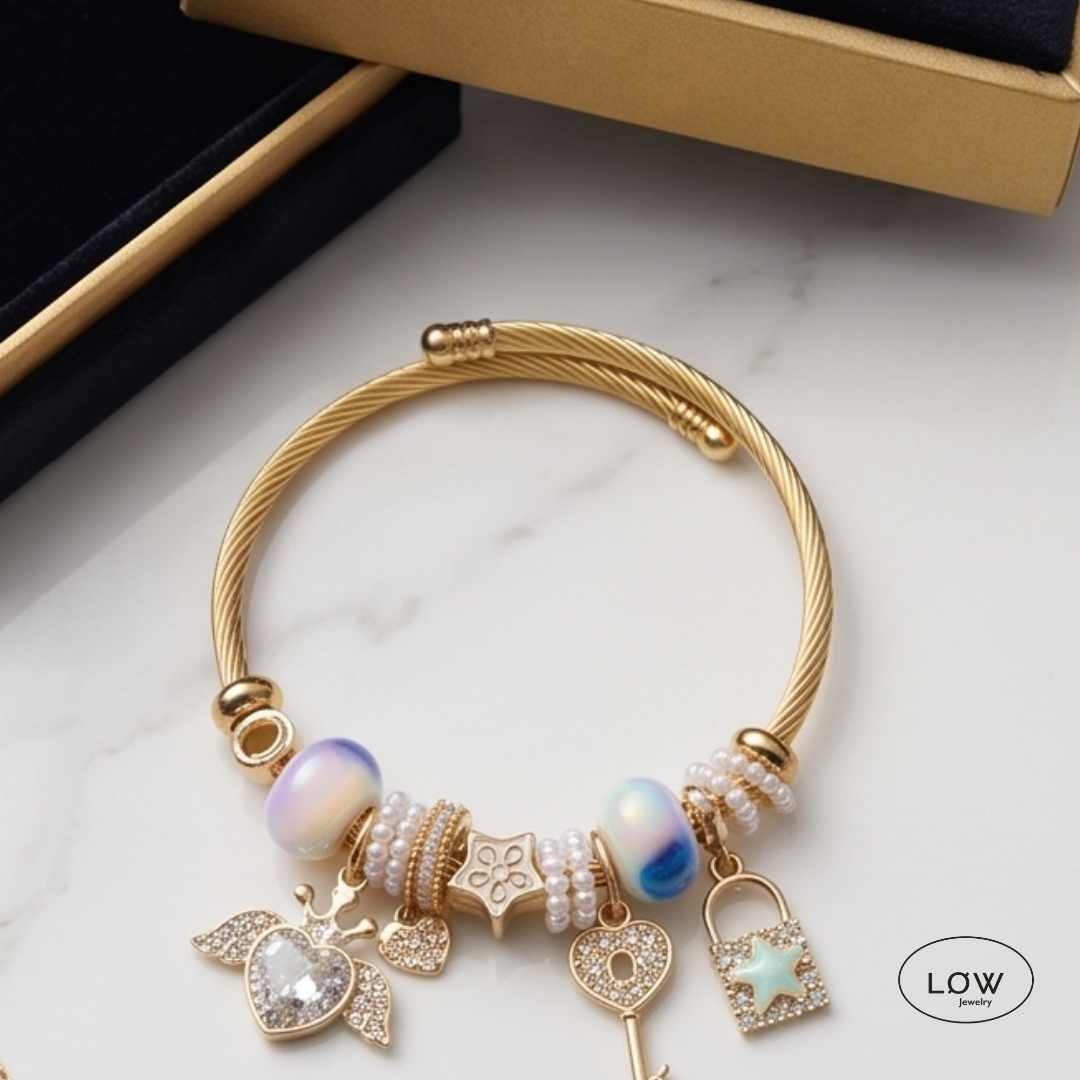 Amora Wings Charm Bracelet Gold fra LØW Jewelry ferdig fylt charms armbånd