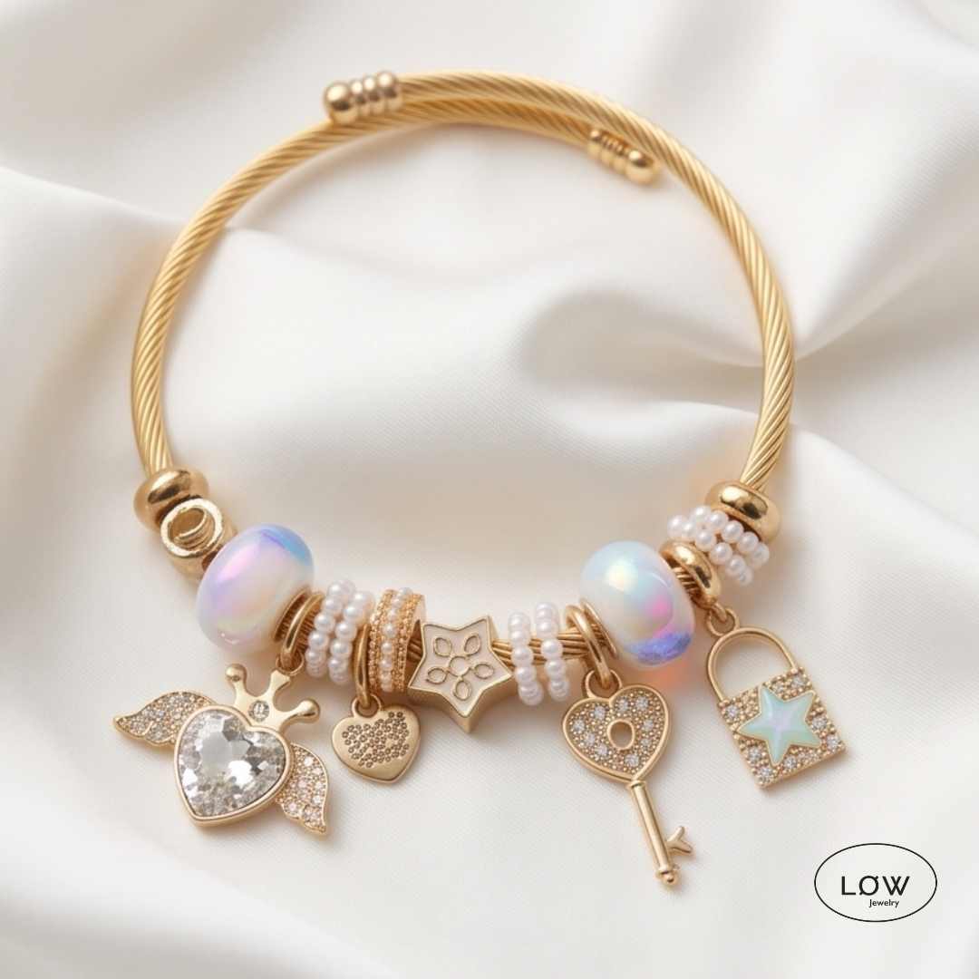 Amora Wings Charm Bracelet Gold fra LØW Jewelry ferdig fylt charms armbånd