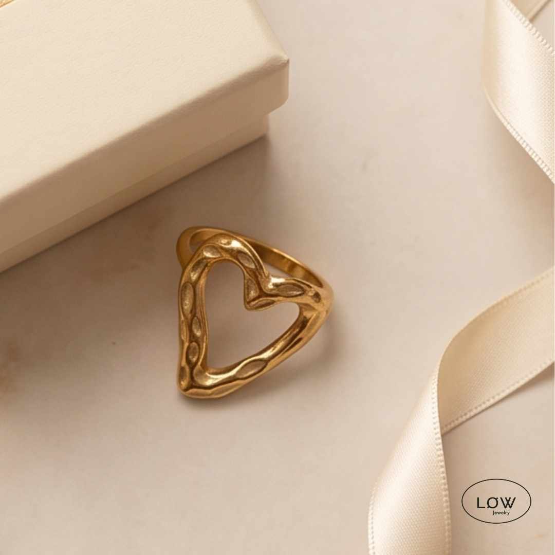 Amora Sculpted Heart Ring Gold fra LØW Jewelry