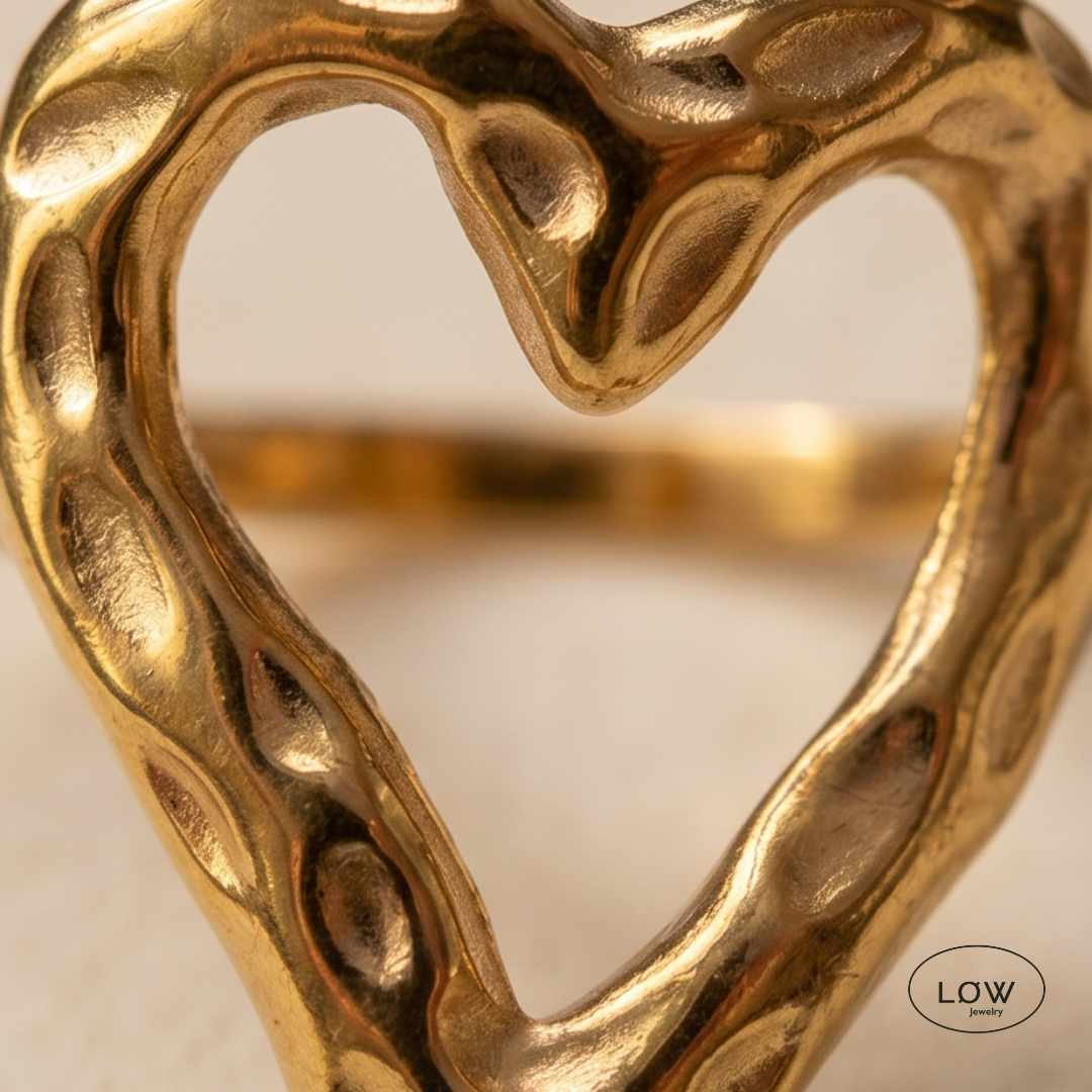 Amora Sculpted Heart Ring Gold fra LØW Jewelry