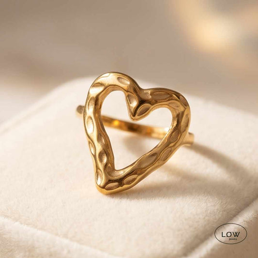 Amora Sculpted Heart Ring Gold fra LØW Jewelry