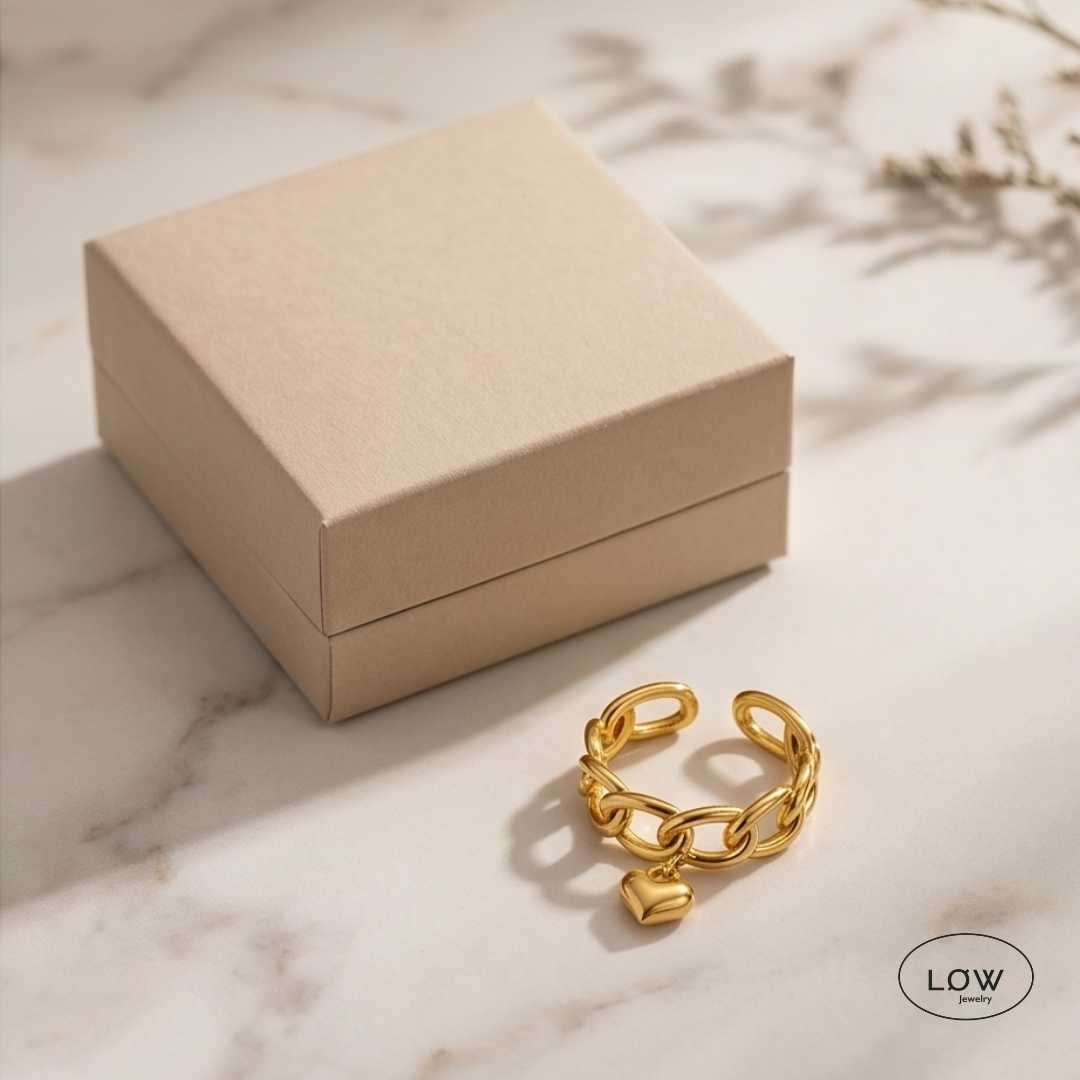 Amour Chain Charm Ring Gold fra LØW Jewelry open justerbar ring