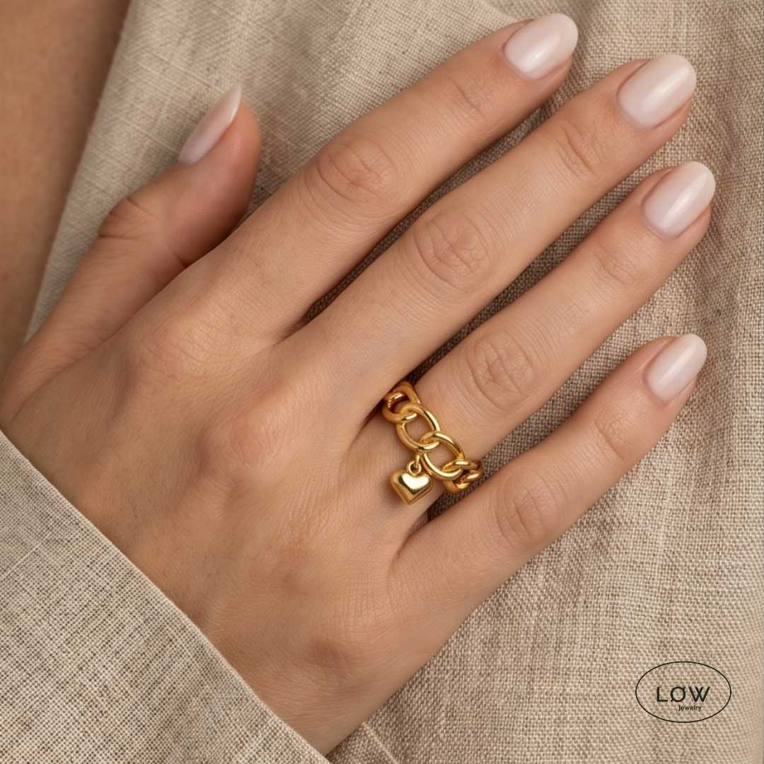 Amour Chain Charm Ring Gold fra LØW Jewelry open justerbar ring