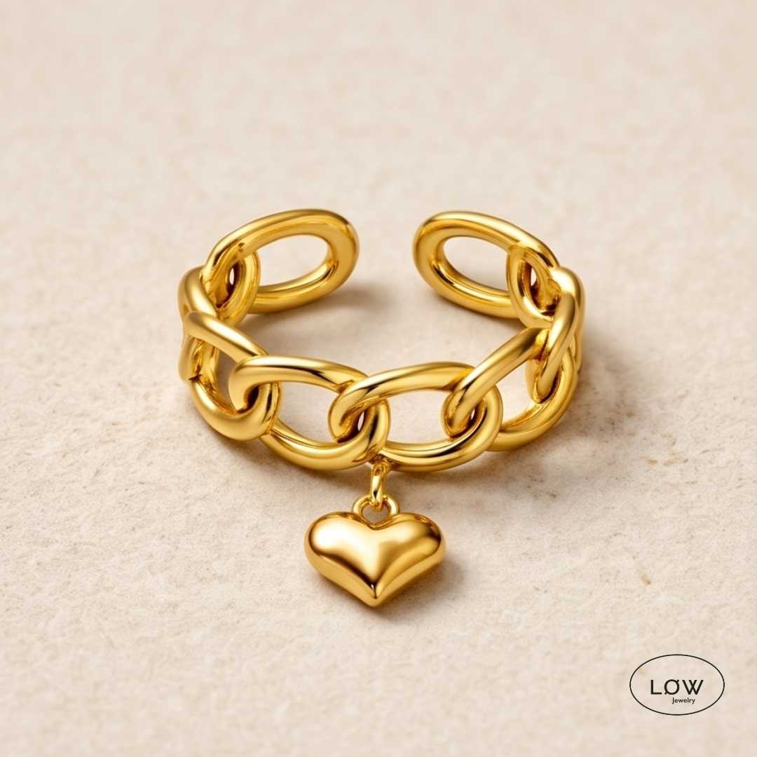 Amour Chain Charm Ring Gold fra LØW Jewelry open justerbar ring