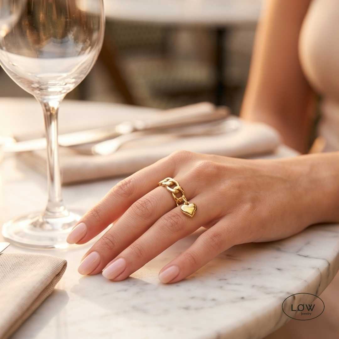 Amour Chain Charm Ring Gold fra LØW Jewelry open justerbar ring