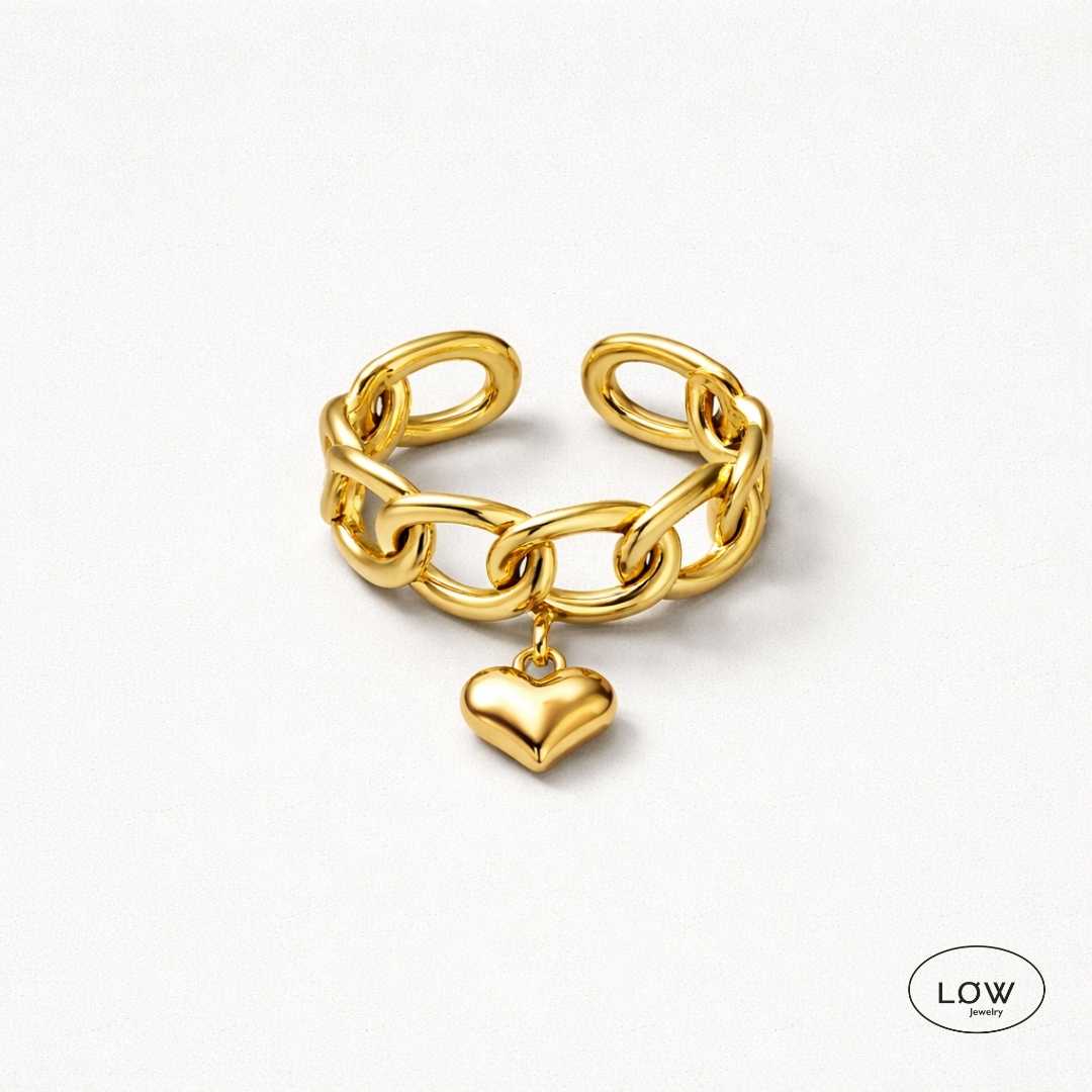 Amour Chain Charm Ring Gold fra LØW Jewelry open justerbar ring