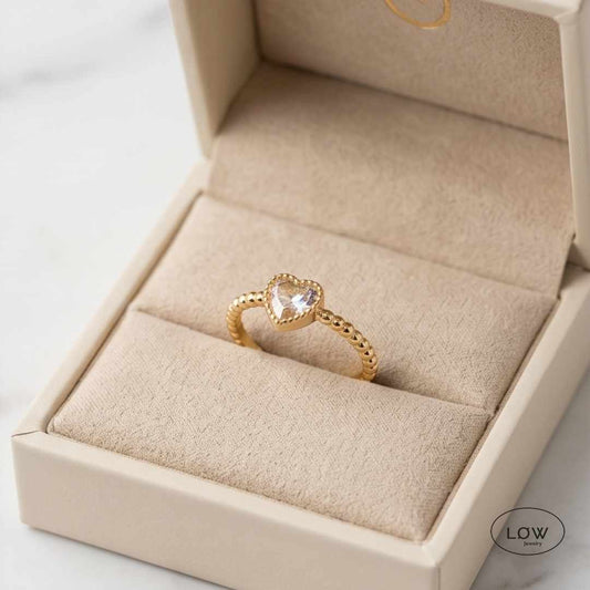 Amour Twist Heart Ring Gold fra LØW Jewelry Open ring justerbar