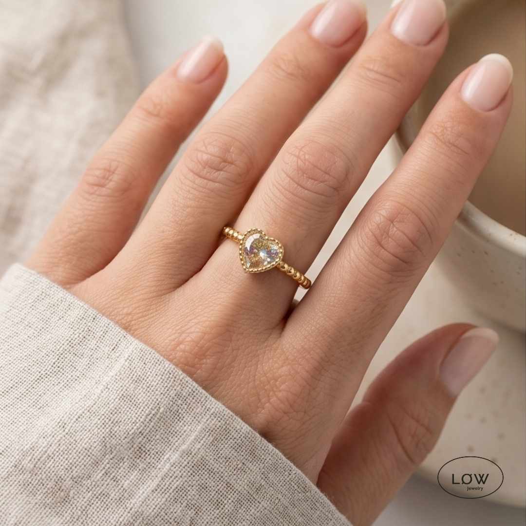 Amour Twist Heart Ring Gold fra LØW Jewelry Open ring justerbar