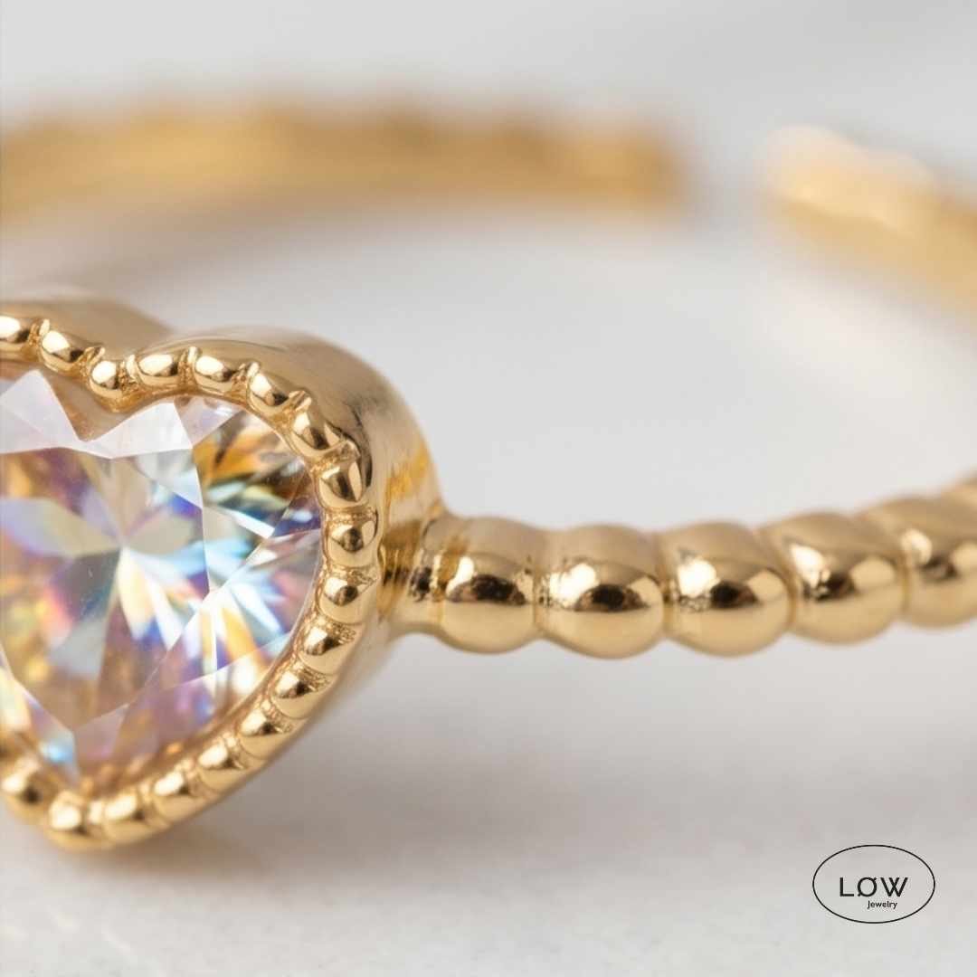 Amour Twist Heart Ring Gold fra LØW Jewelry Open ring justerbar