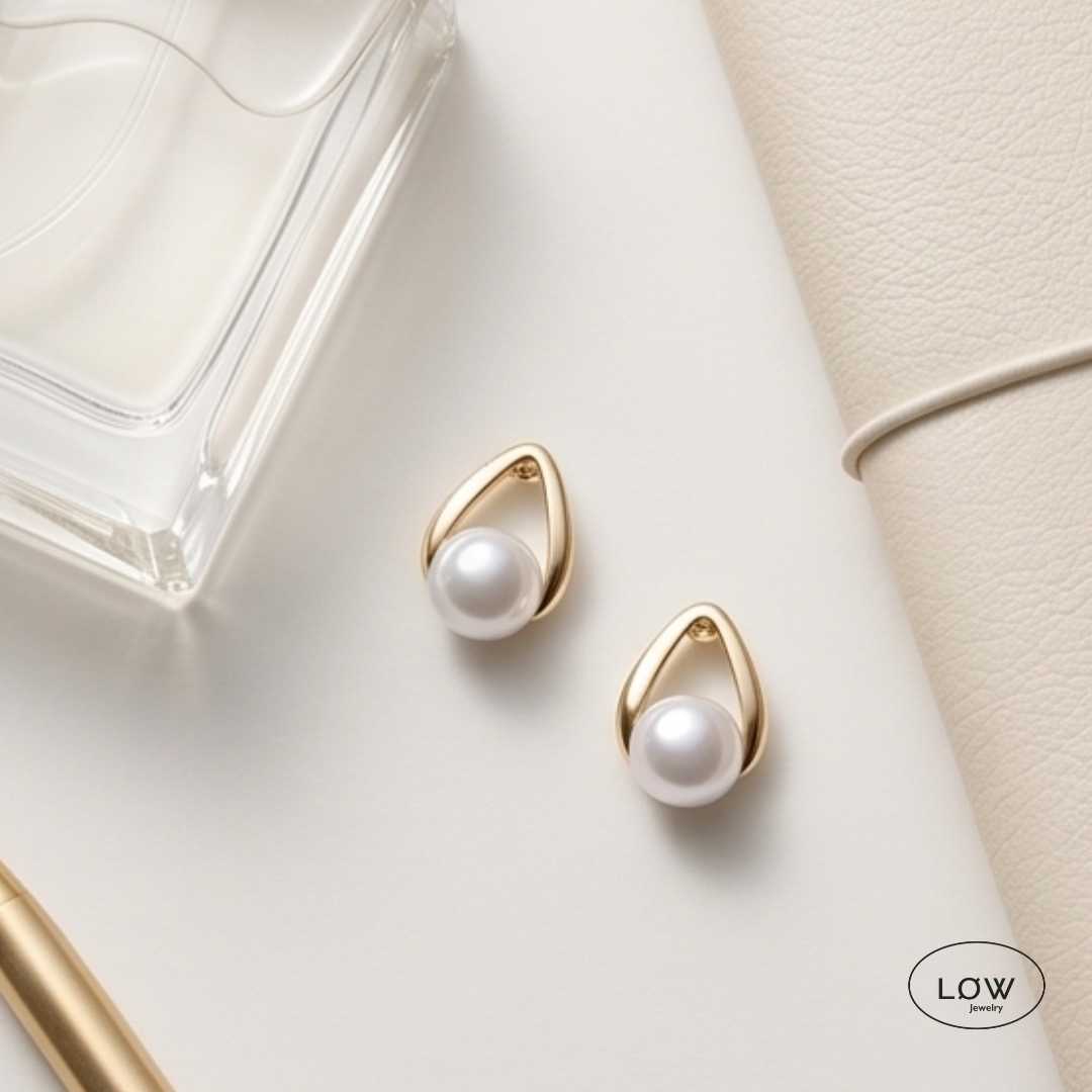 Auréa Pearl Arch Earrings fra LØW Jewelry øredobber