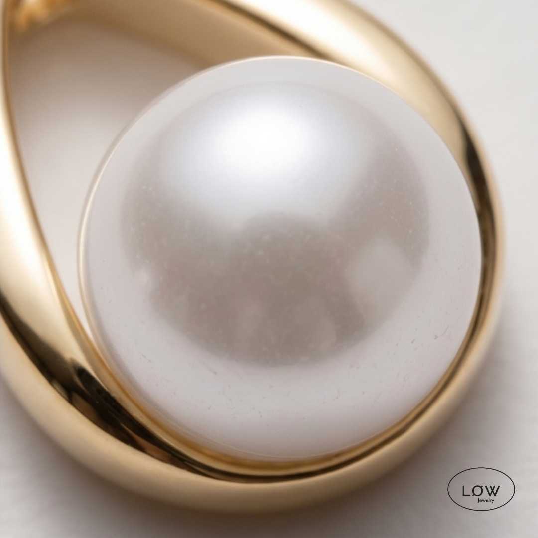 Auréa Pearl Arch Earrings fra LØW Jewelry