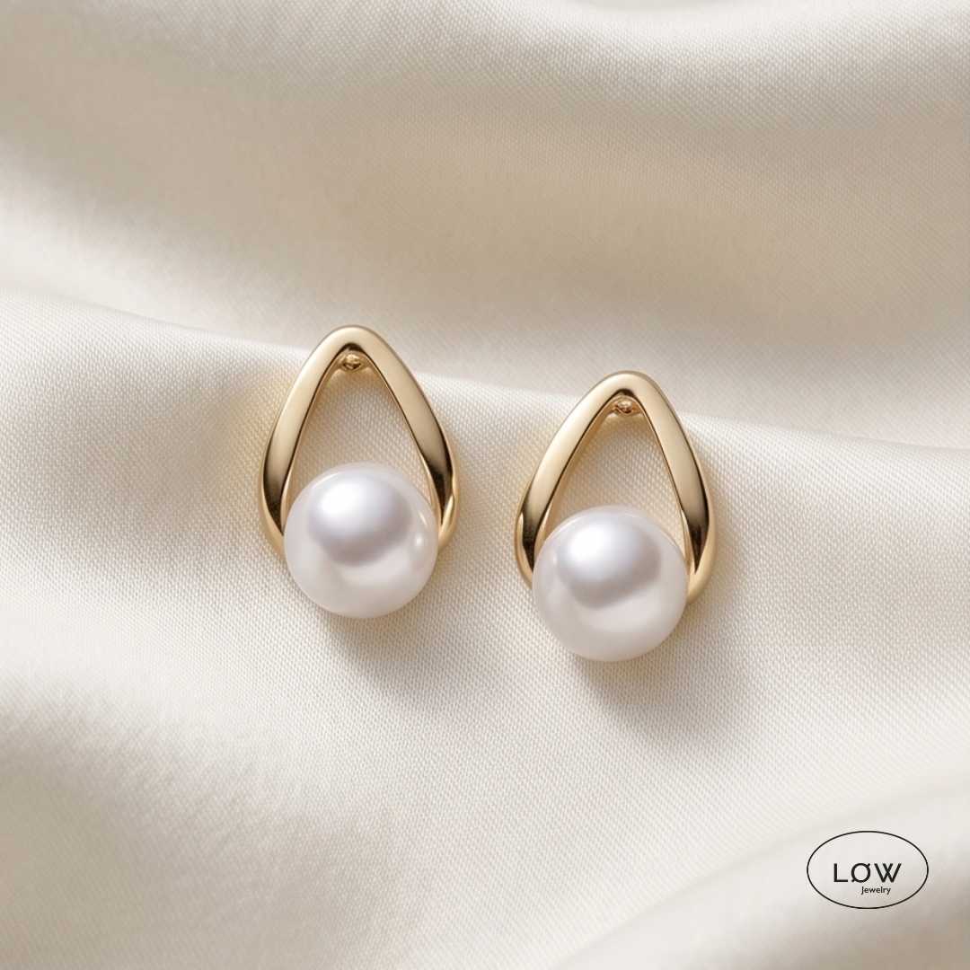 Auréa Pearl Arch Earrings fra LØW Jewelry