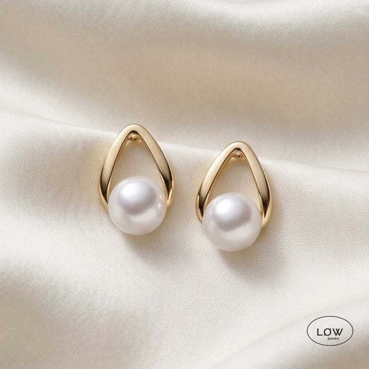 Auréa Pearl Arch Earrings fra LØW Jewelry