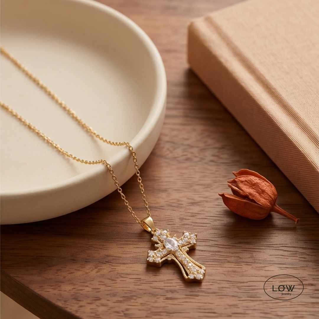 Aurelia Cross Zircon Necklace fra LØW Jewelry halssmykke med kors
