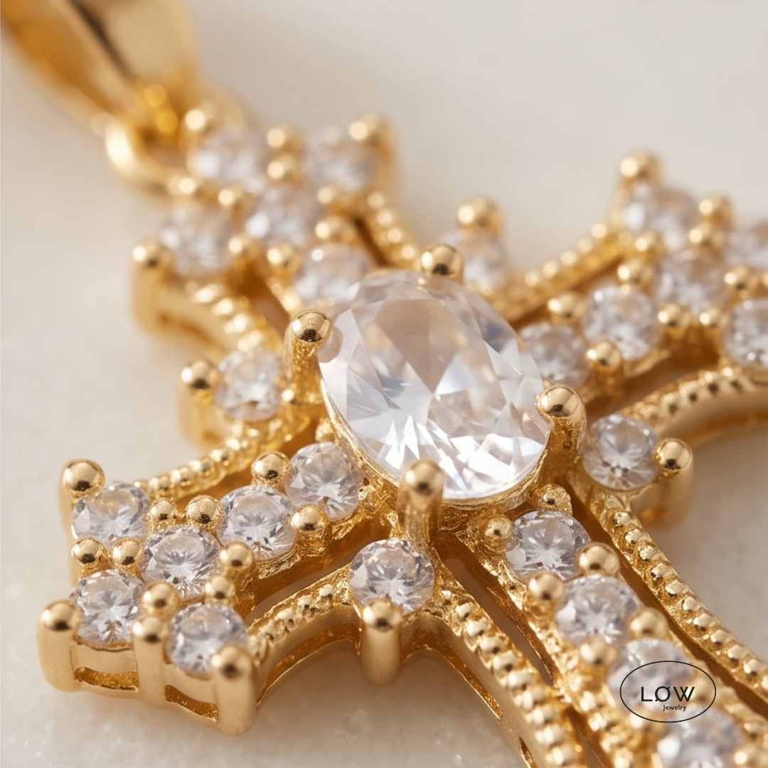 Aurelia Cross Zircon Necklace fra LØW Jewelry halssmykke med kors