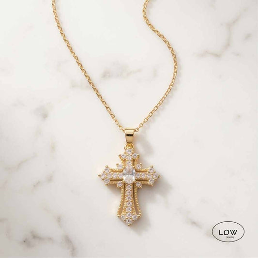 Aurelia Cross Zircon Necklace fra LØW Jewelry halssmykke med kors