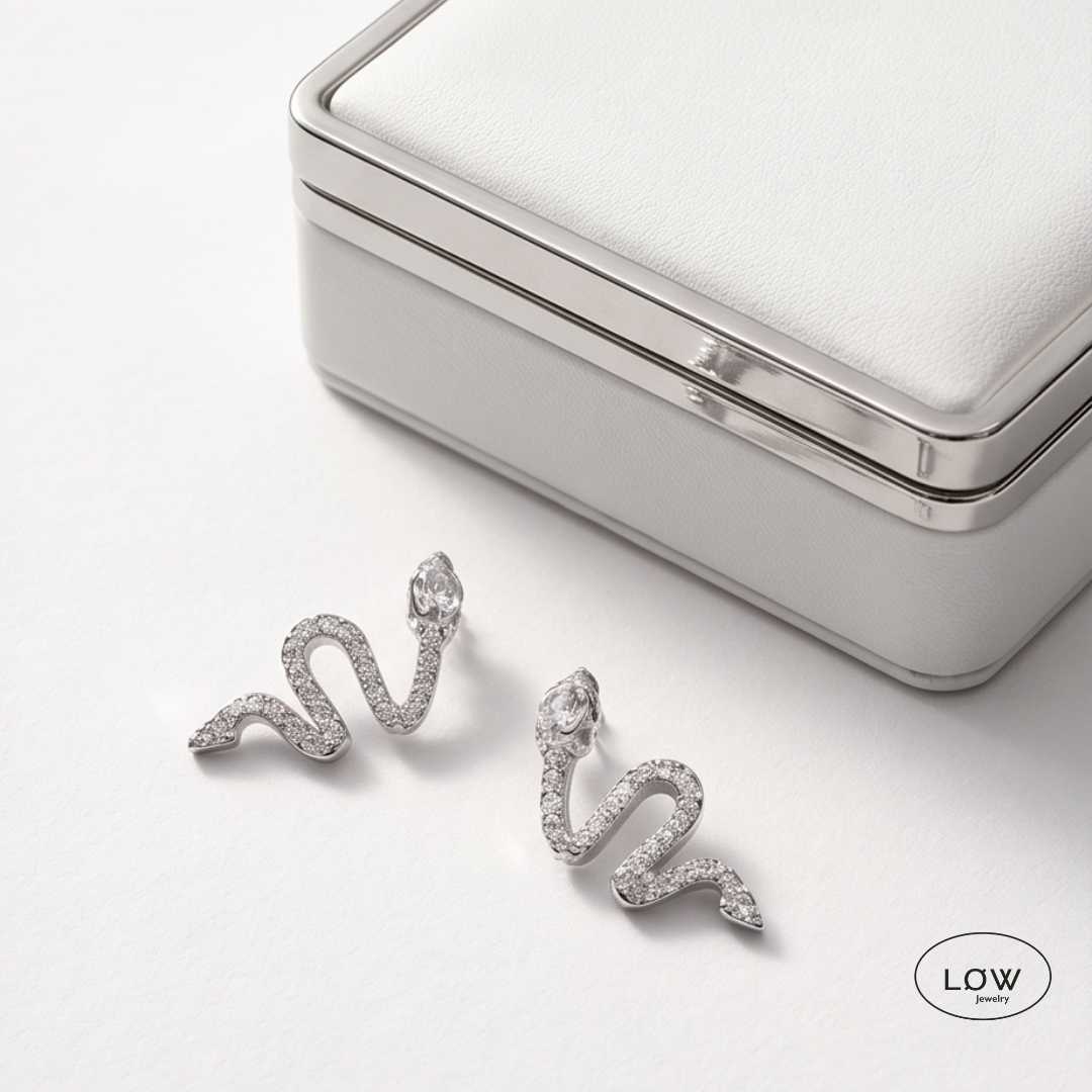 Aurelia Dragon Stud Earrings Silver fra LØW Jewelry