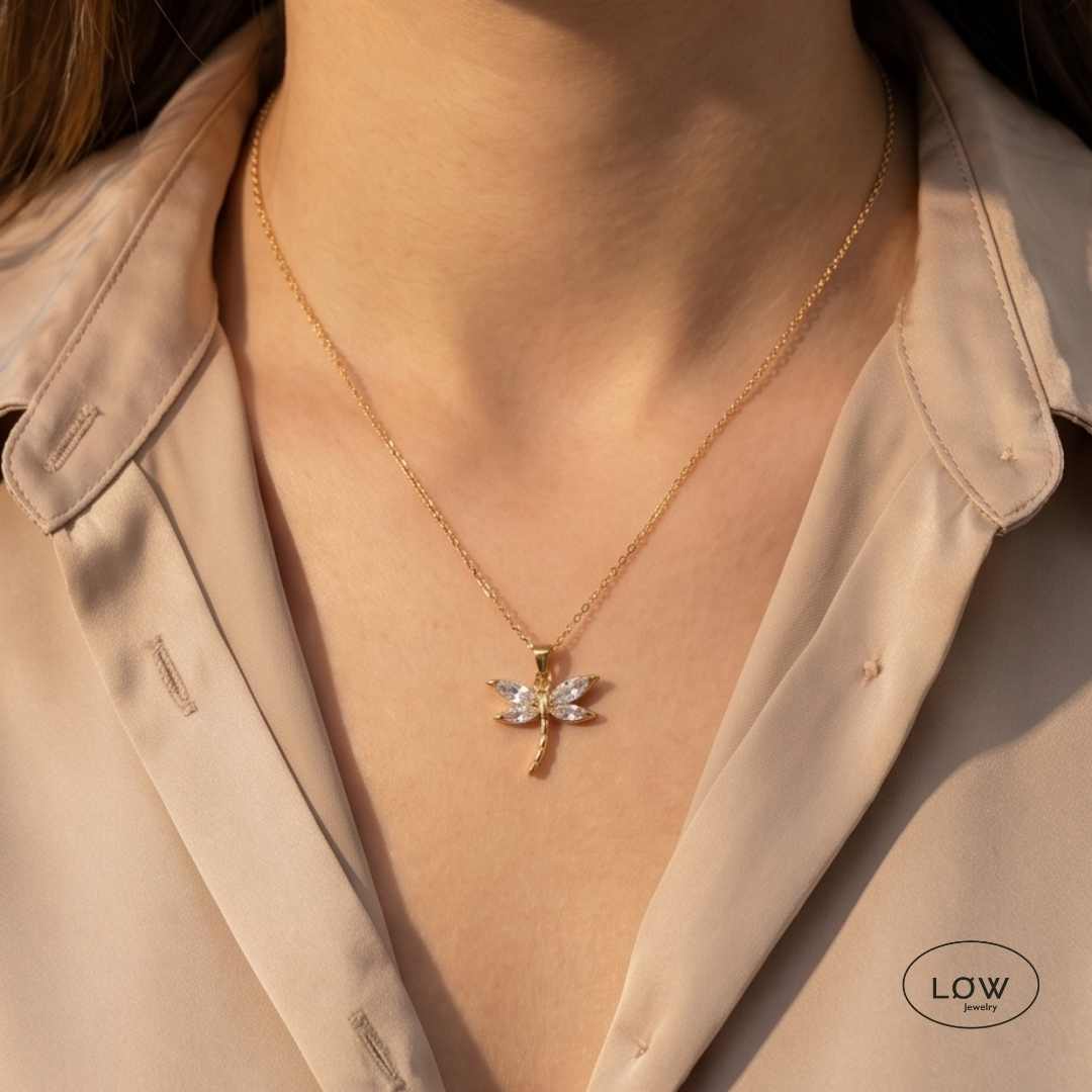 Aurelia Dragonfly Necklace Gold fra LØW Jewelry Øyenstikker Halskjede