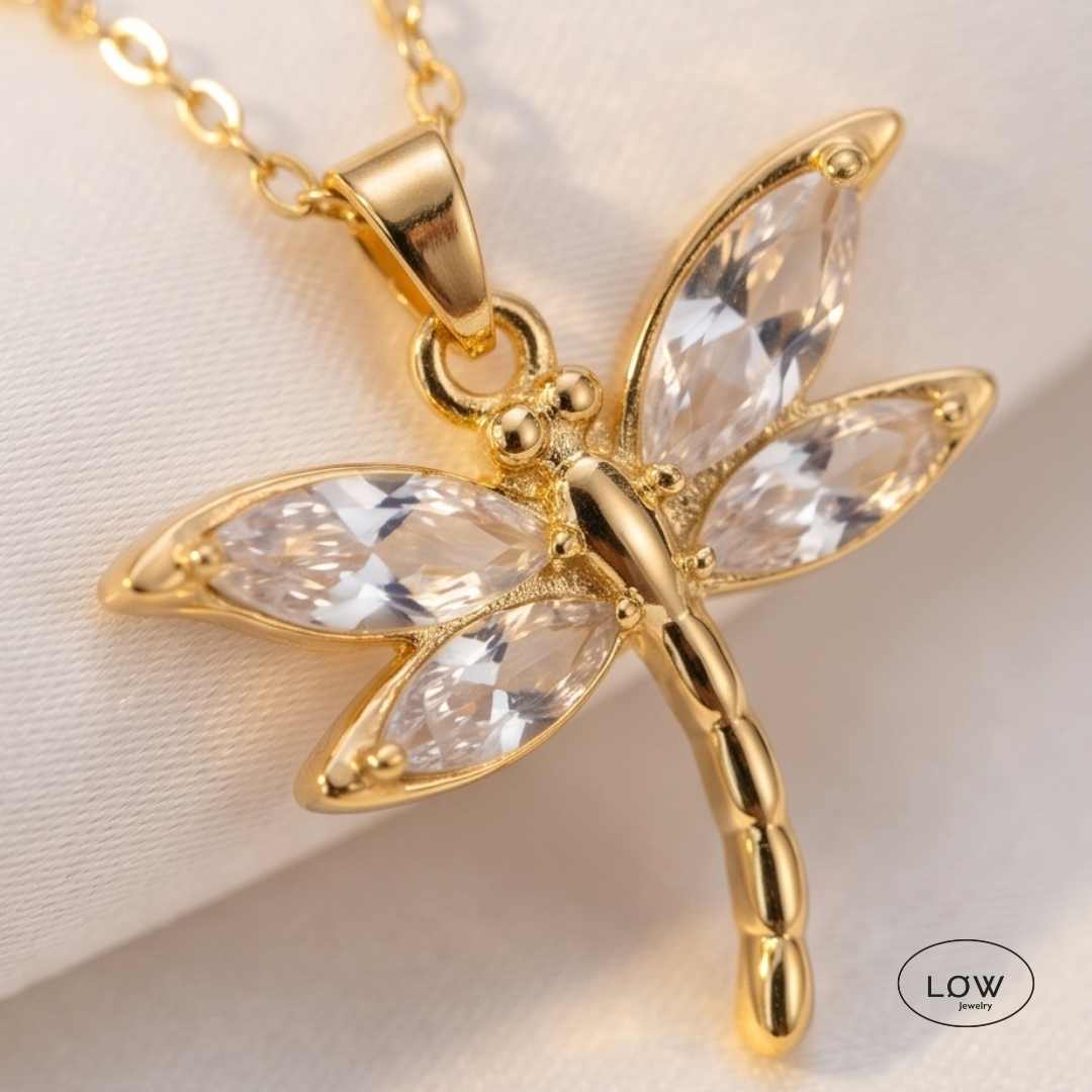 Aurelia Dragonfly Necklace Gold fra LØW Jewelry Øyenstikker Halskjede