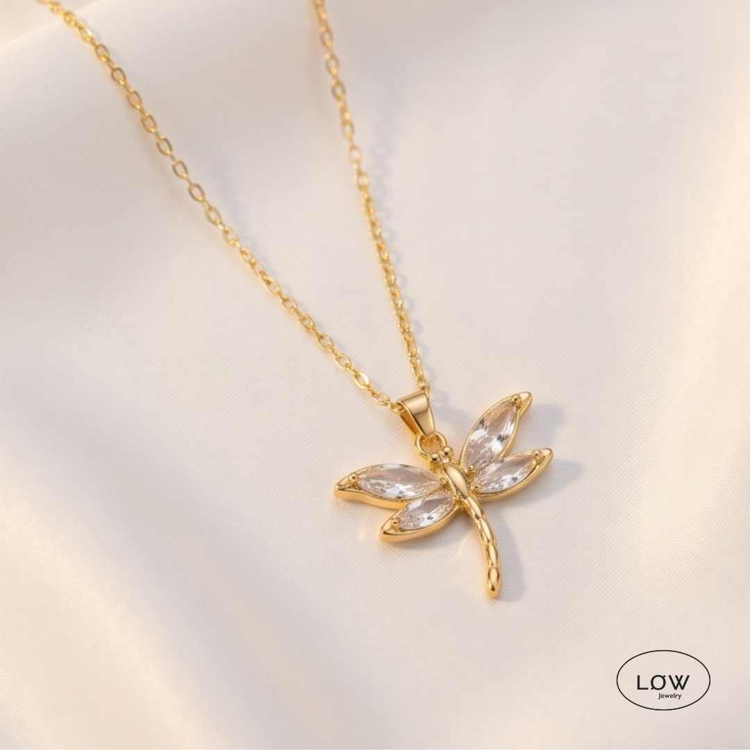 Aurelia Dragonfly Necklace Gold fra LØW Jewelry Øyenstikker Halskjede