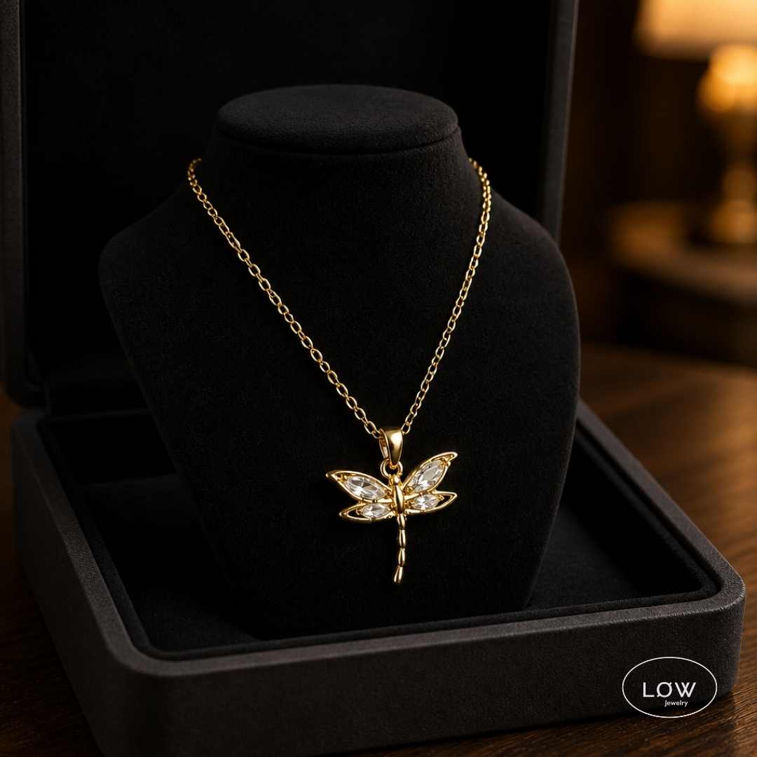Aurelia Dragonfly Necklace Gold fra LØW Jewelry Øyenstikker Halskjede