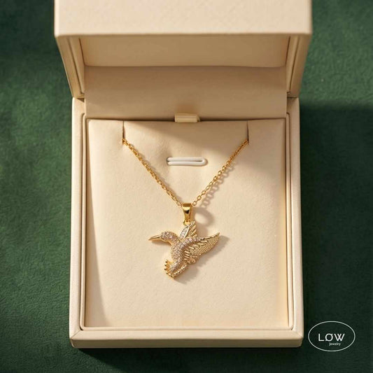 Aurelia Hummingbird Necklace Gold fra LØW Jewelry Kolibri halskjede