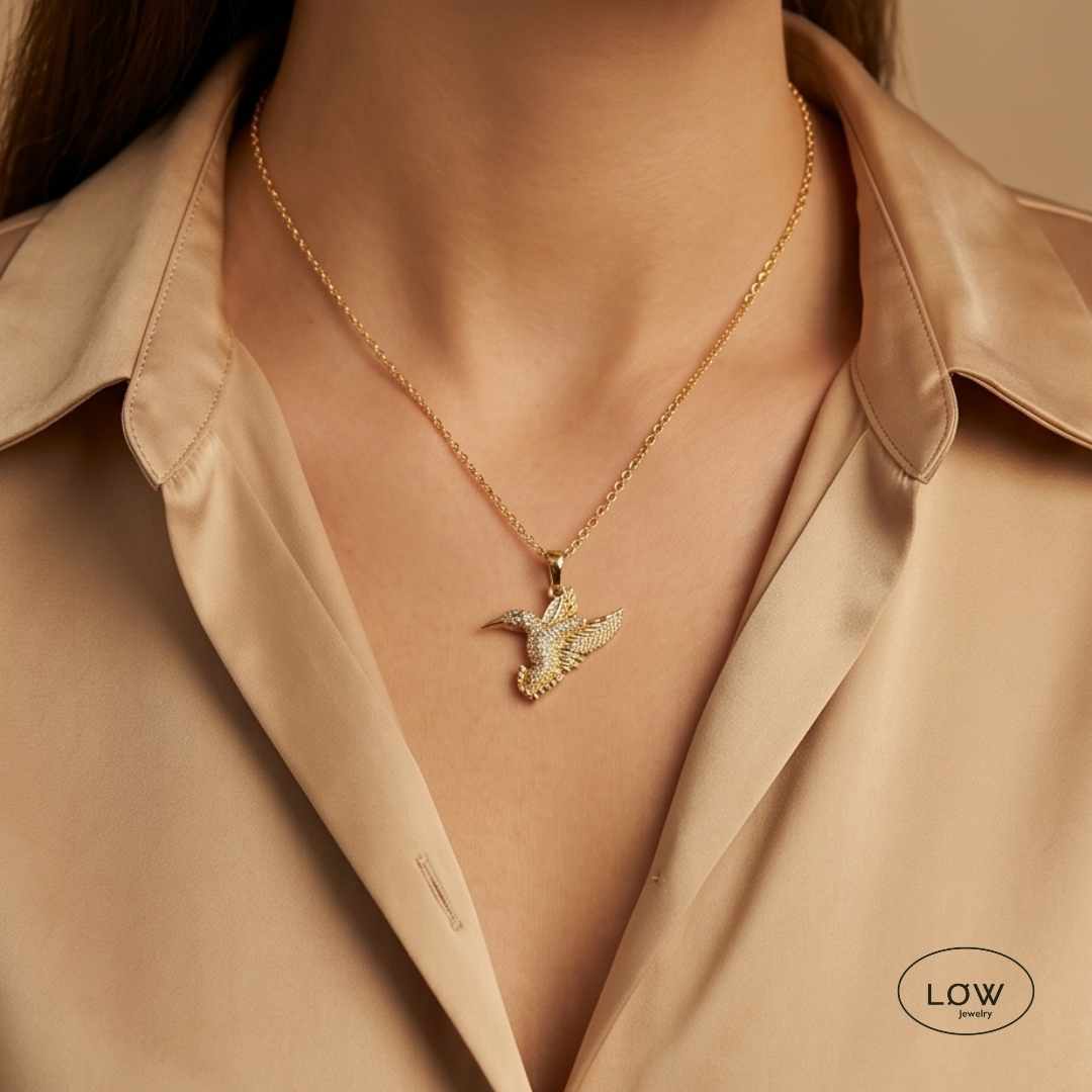 Aurelia Hummingbird Necklace Gold fra LØW Jewelry Kolibri halskjede