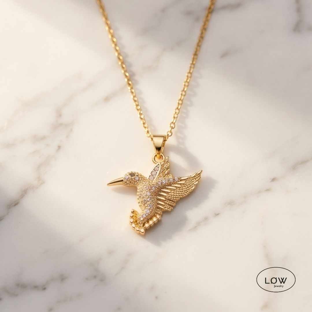 Aurelia Hummingbird Necklace Gold fra LØW Jewelry Kolibri halskjede