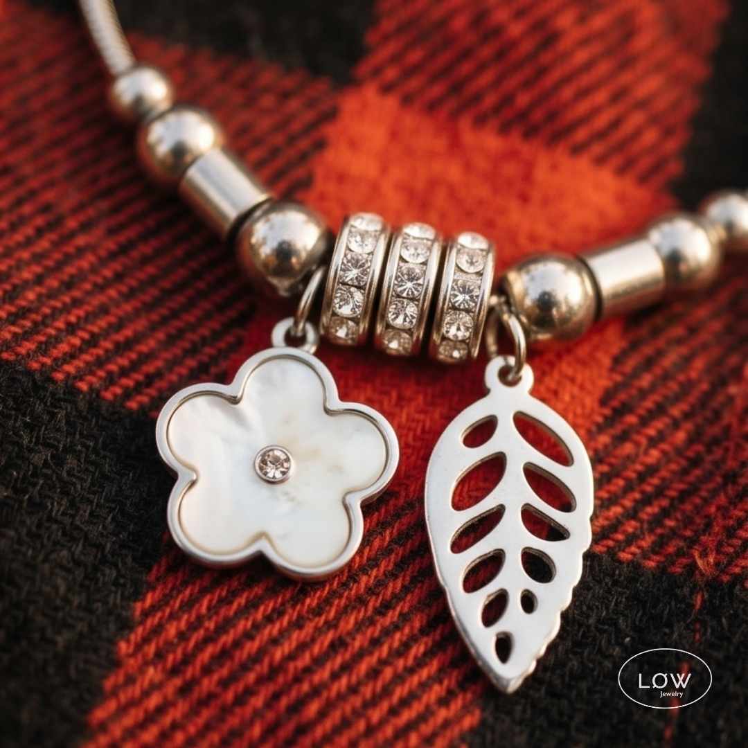 Aurora Clover Charm Bracelet Silver fra LØW Jewelry
