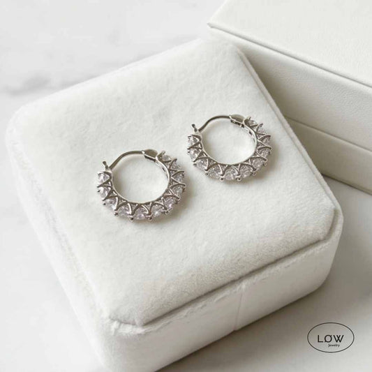 Aurora Pavé Huggie Hoops Silver fra LØW Jewelry