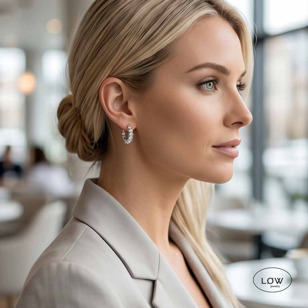 Aurora Pavé Huggie Hoops Silver fra LØW Jewelry