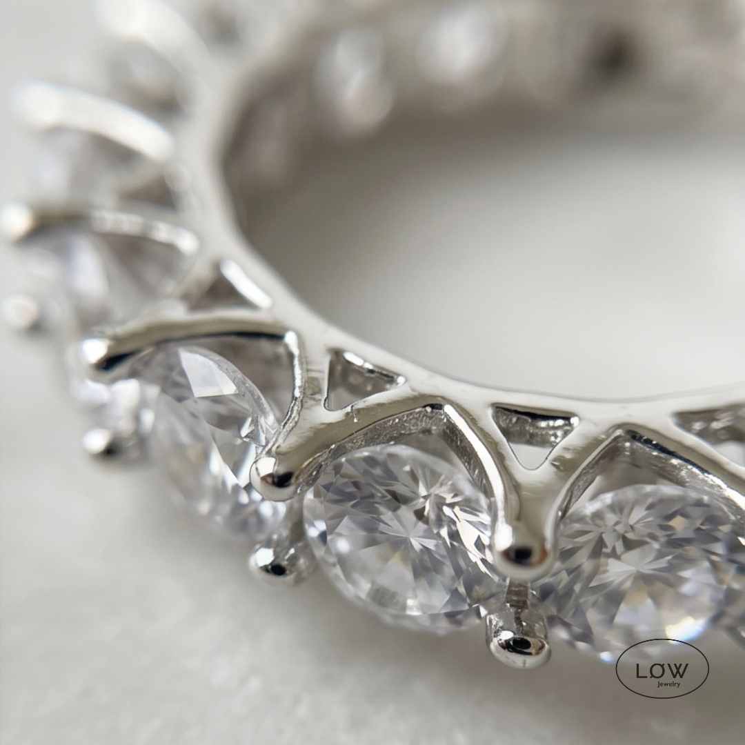 Aurora Pavé Huggie Hoops Silver fra LØW Jewelry