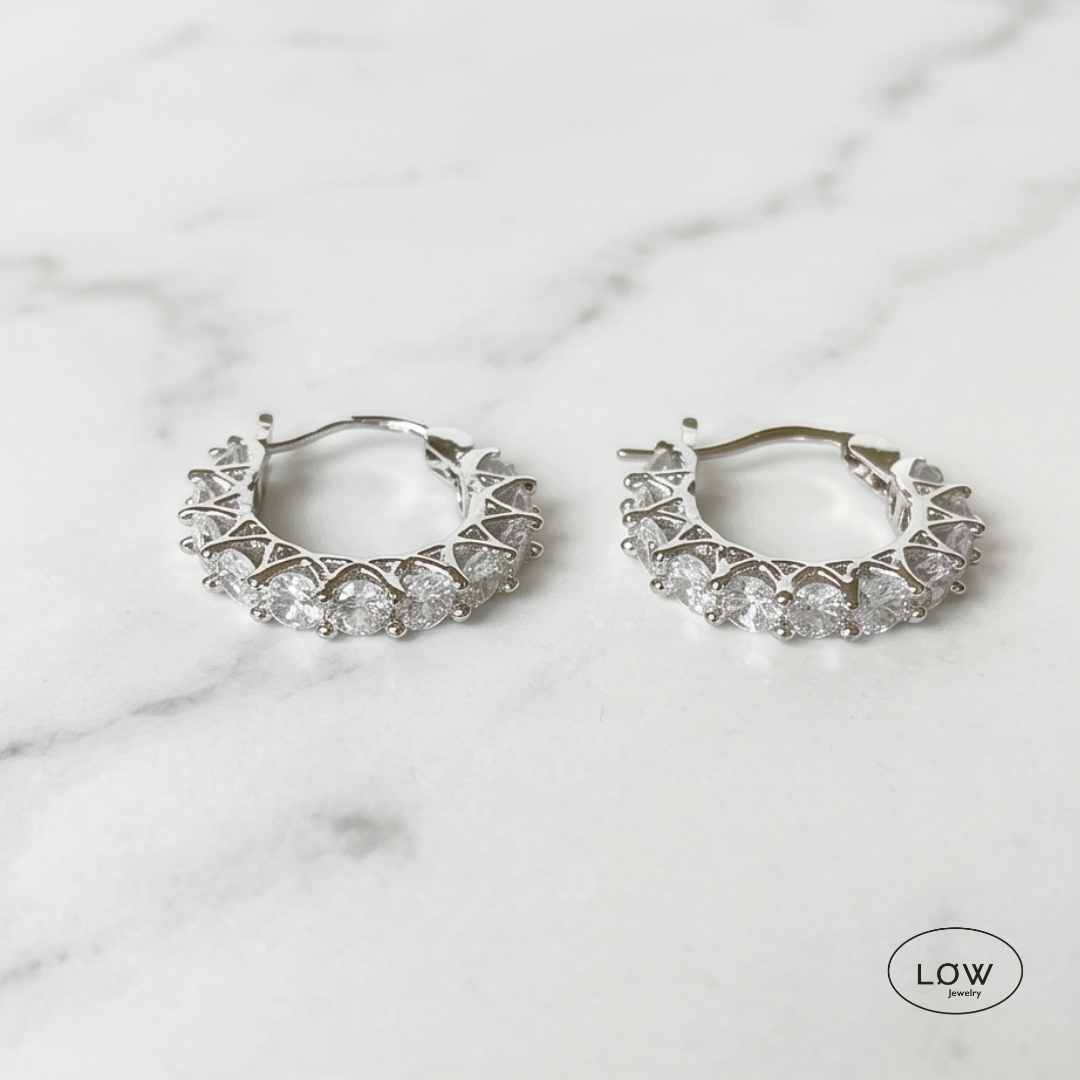 Aurora Pavé Huggie Hoops Silver fra LØW Jewelry