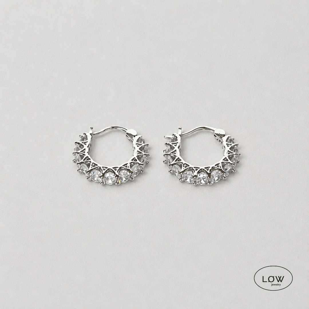 Aurora Pavé Huggie Hoops Silver fra LØW Jewelry