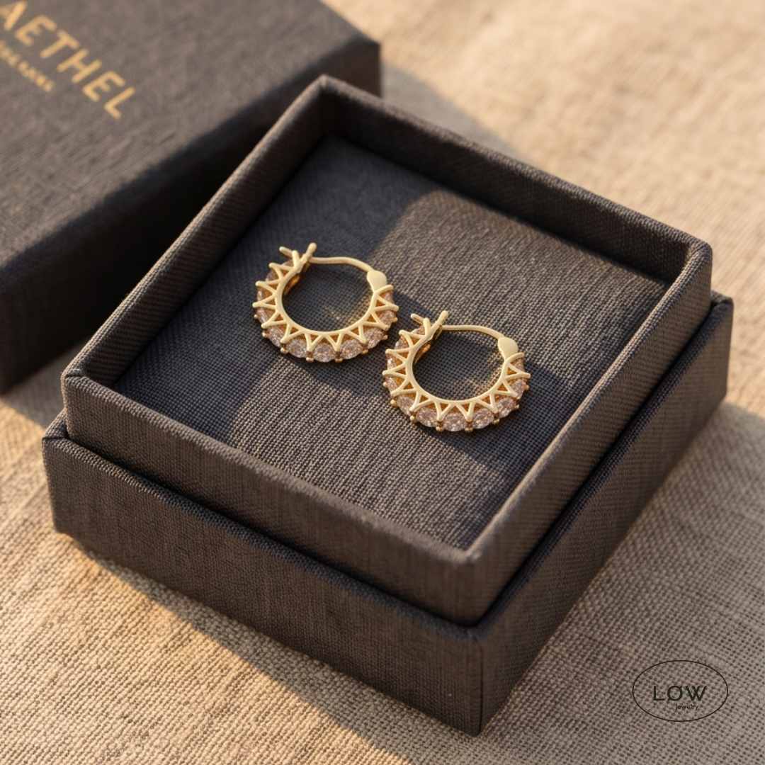 Aurora Pavé Huggie Hoops Gold fra LØW Jewelry