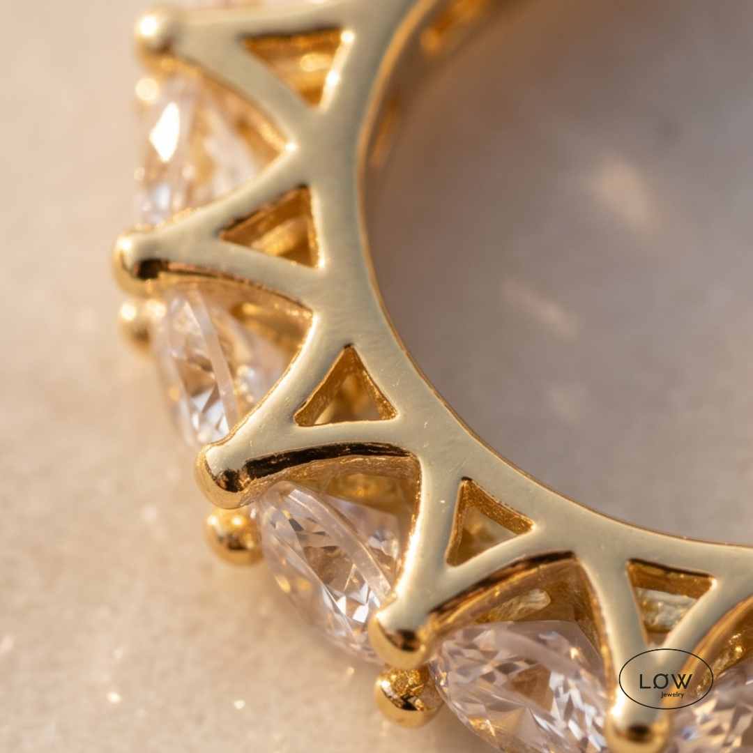 Aurora Pavé Huggie Hoops Gold fra LØW Jewelry