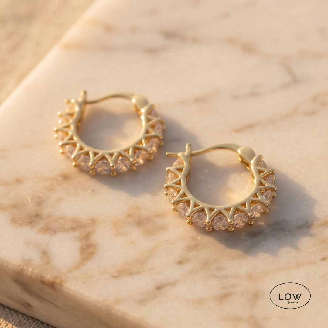 Aurora Pavé Huggie Hoops Gold fra LØW Jewelry
