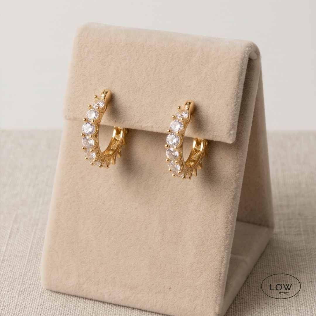 Aurora Pavé Huggie Hoops Gold fra LØW Jewelry