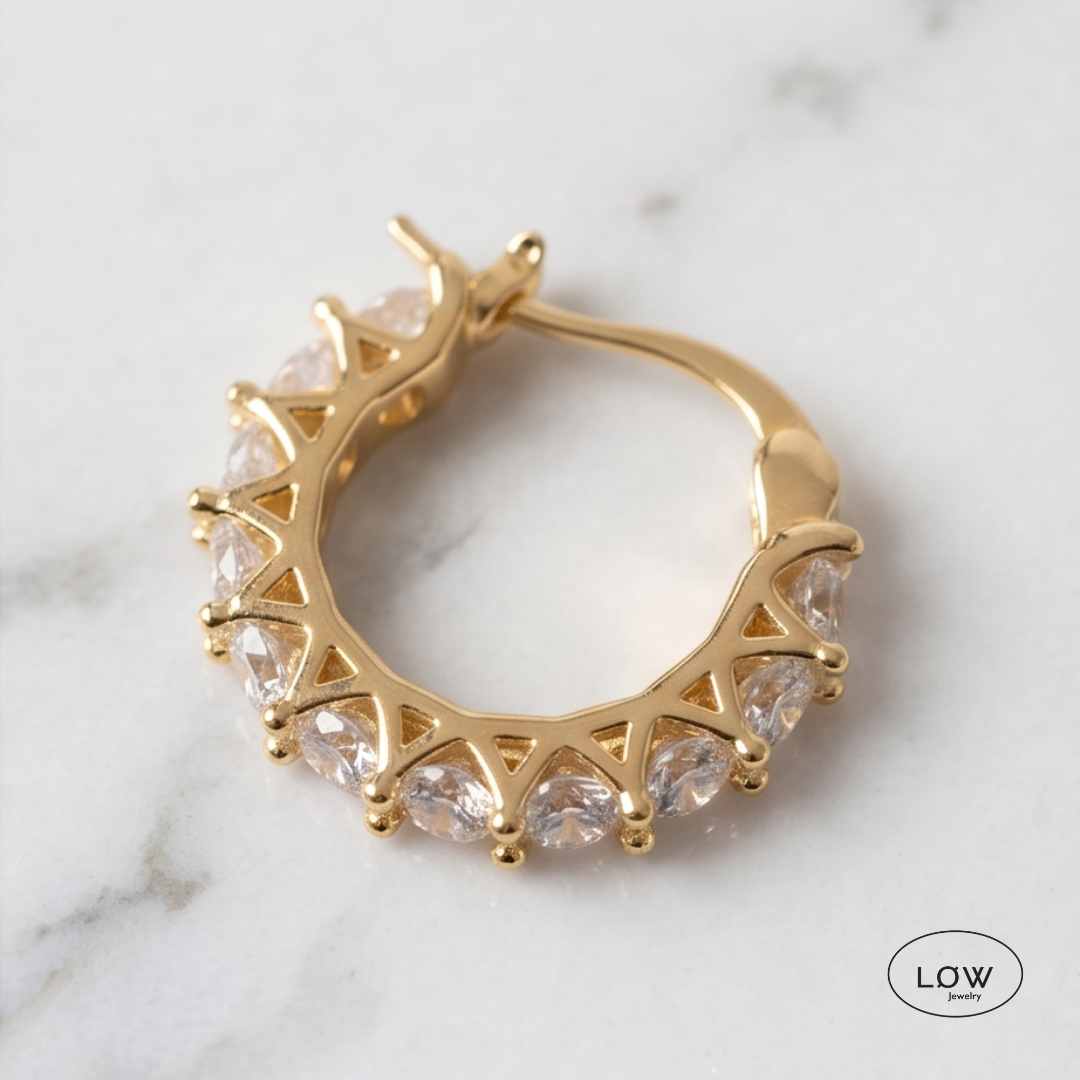 Aurora Pavé Huggie Hoops Gold fra LØW Jewelry