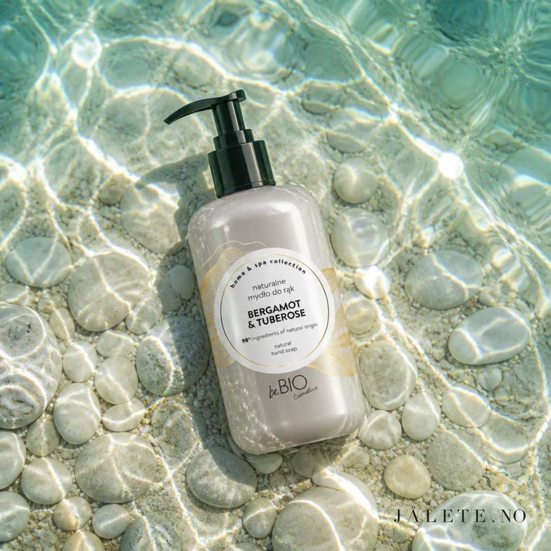 BeBio Hand Soap 300 ml rengjør hendene skånsomt uten å tørke ut huden. Vegansk håndsåpe med 98 % ingredienser av naturlig opprinnelse.