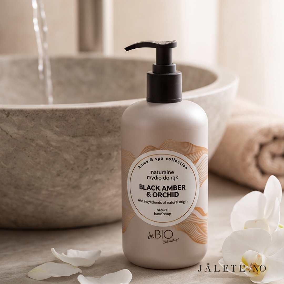 BeBio Hand Soap 300 ml rengjør hendene skånsomt uten å tørke ut huden. Vegansk håndsåpe med 98 % ingredienser av naturlig opprinnelse.