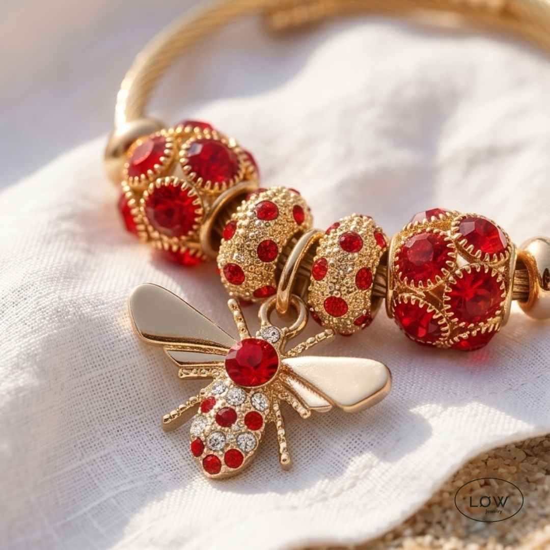 Charms armbånd Bee Charm Cable Bracelet Red Gold charmsarmbånd ferdig fylte LØW Jewelry