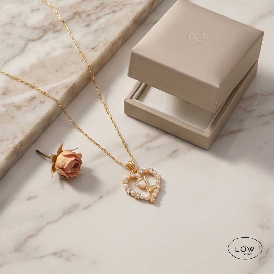 Bloomheart Tulip Necklace Gold fra LØW Jewelry romantisk halssmykke smykke med justerbar lengde