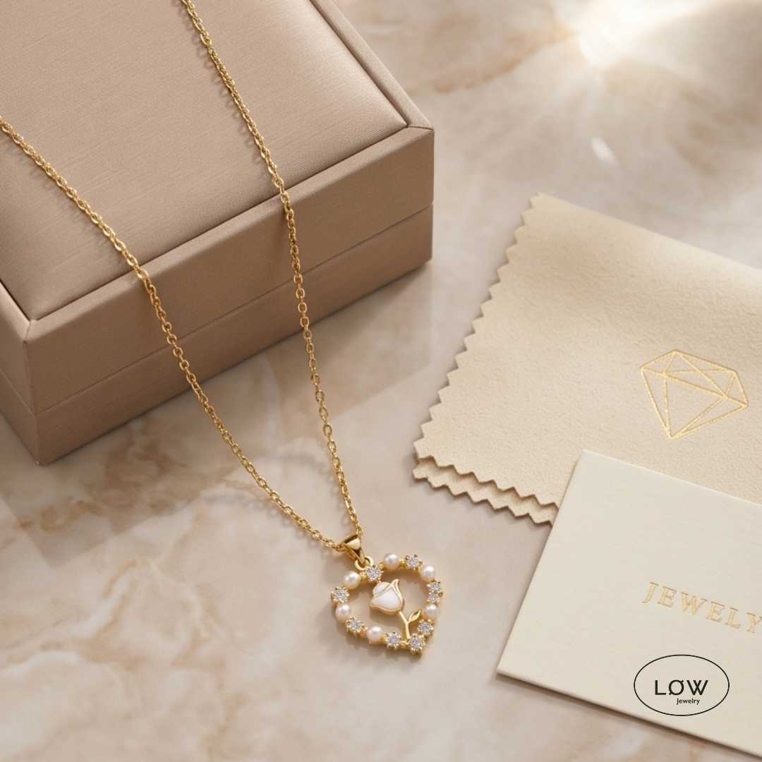 Bloomheart Tulip Necklace Gold fra LØW Jewelry romantisk halssmykke smykke med justerbar lengde