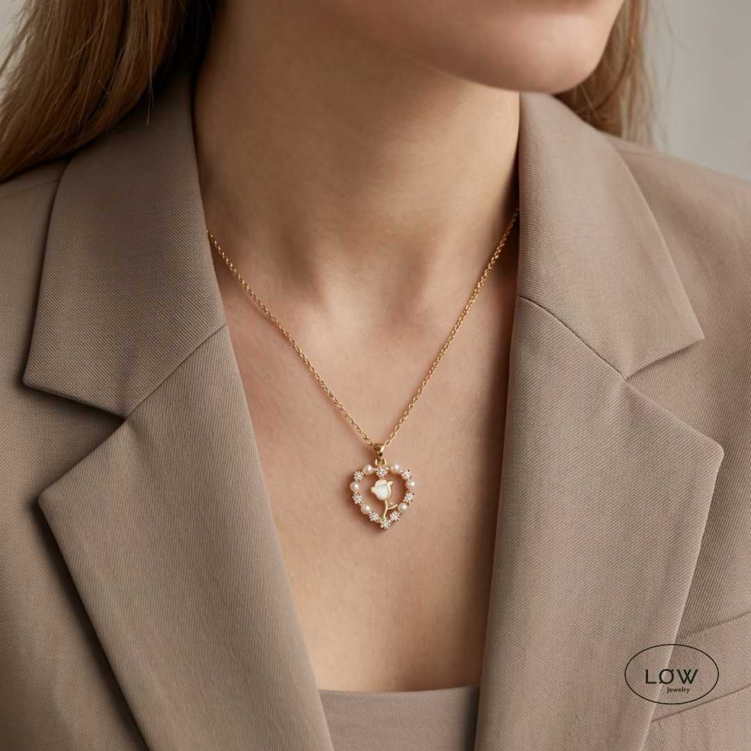 Bloomheart Tulip Necklace Gold fra LØW Jewelry romantisk halssmykke smykke med justerbar lengde