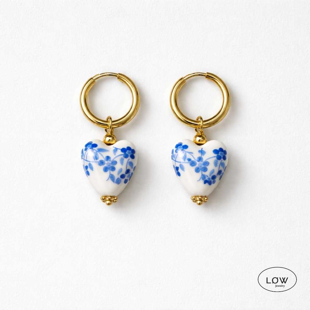 Blue Porcelain Heart Hoop Earrings øredobber med porselensannheng med blått romantisk møster vintageinspirerte LØW Jewelry